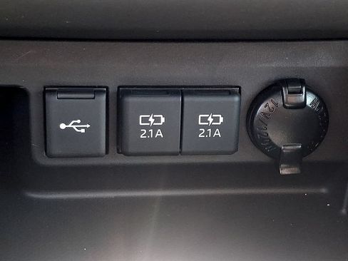 Used 2021 Toyota Highlander XLE AWD/4WD image 25