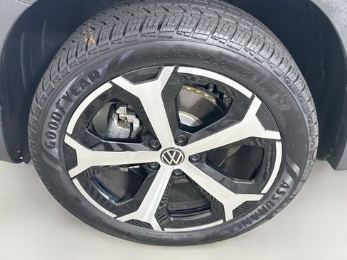 Used 2025 Volkswagen Taos SEL AWD/4WD image 30