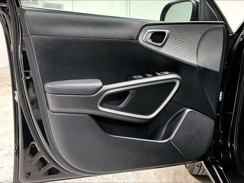 Used 2025 Kia Soul LX w/ LX Technology Package FWD image 21