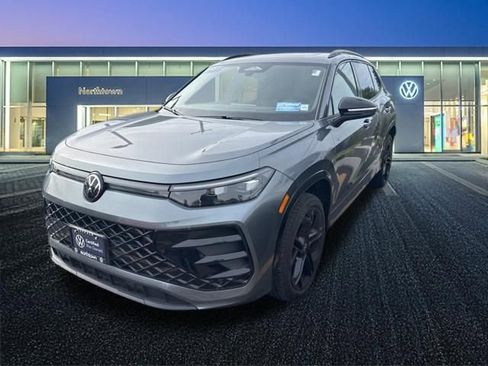 Used 2025 Volkswagen Tiguan SE R-Line AWD/4WD image 9