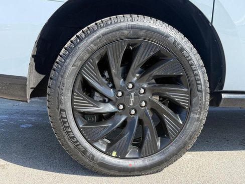 New 2026 Lincoln Navigator L Reserve w/ Jet Appearance Package AWD/4WD image 4