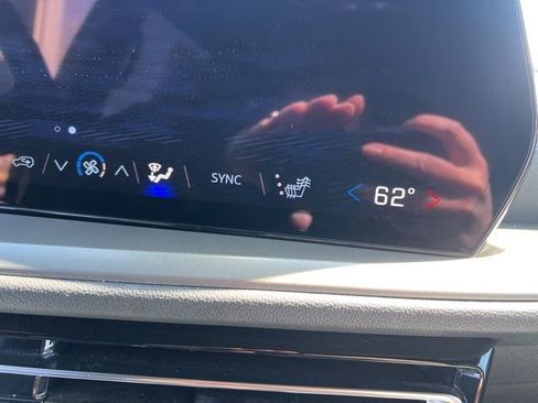 Used 2025 Chevrolet Traverse LT image 26