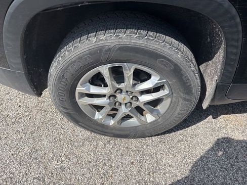 Used 2018 Chevrolet Traverse LT FWD image 16