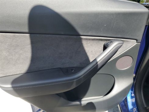 Used 2022 Tesla Model Y Long Range image 9