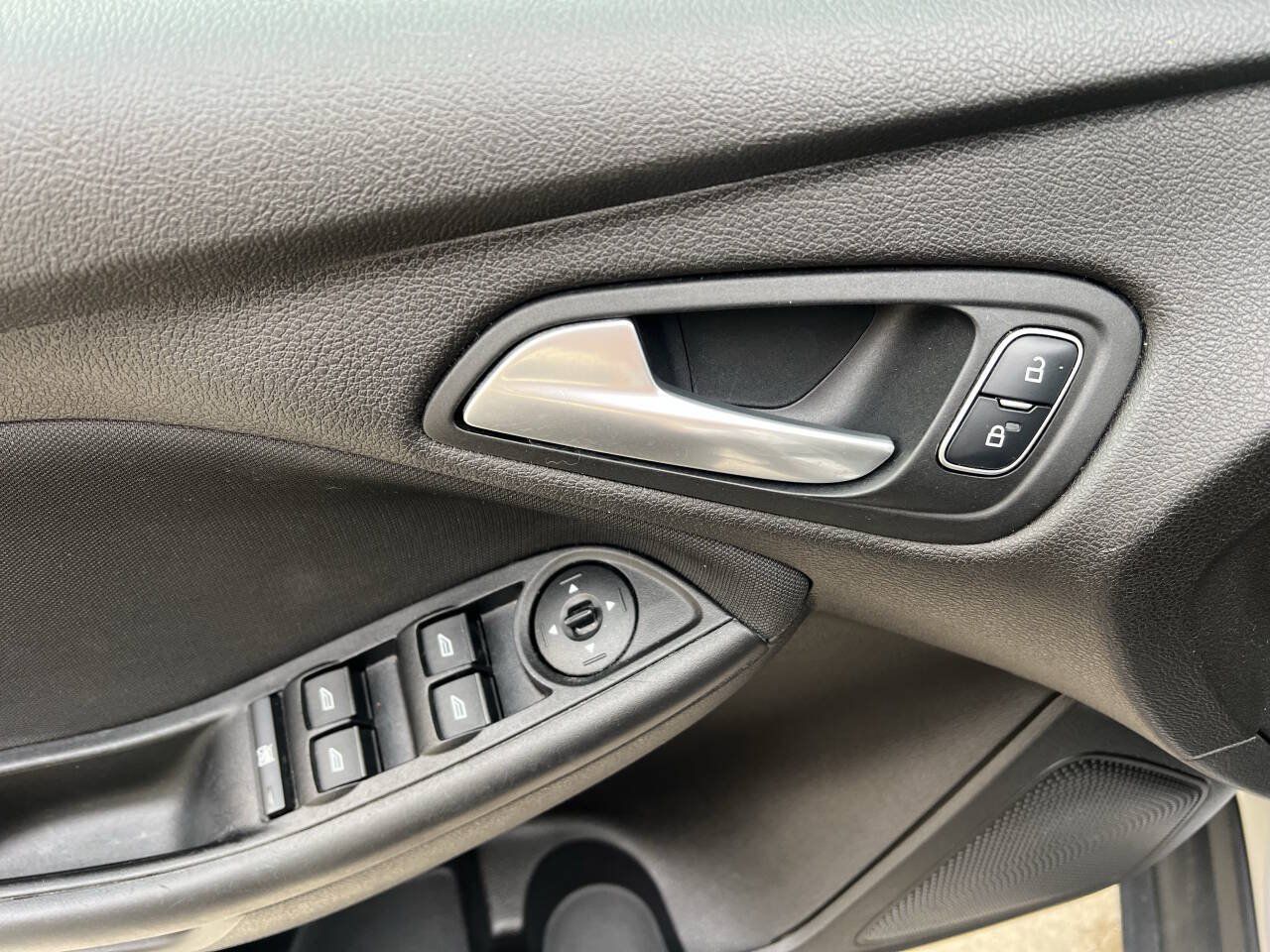 Used 2016 Ford Focus SE FWD image 23