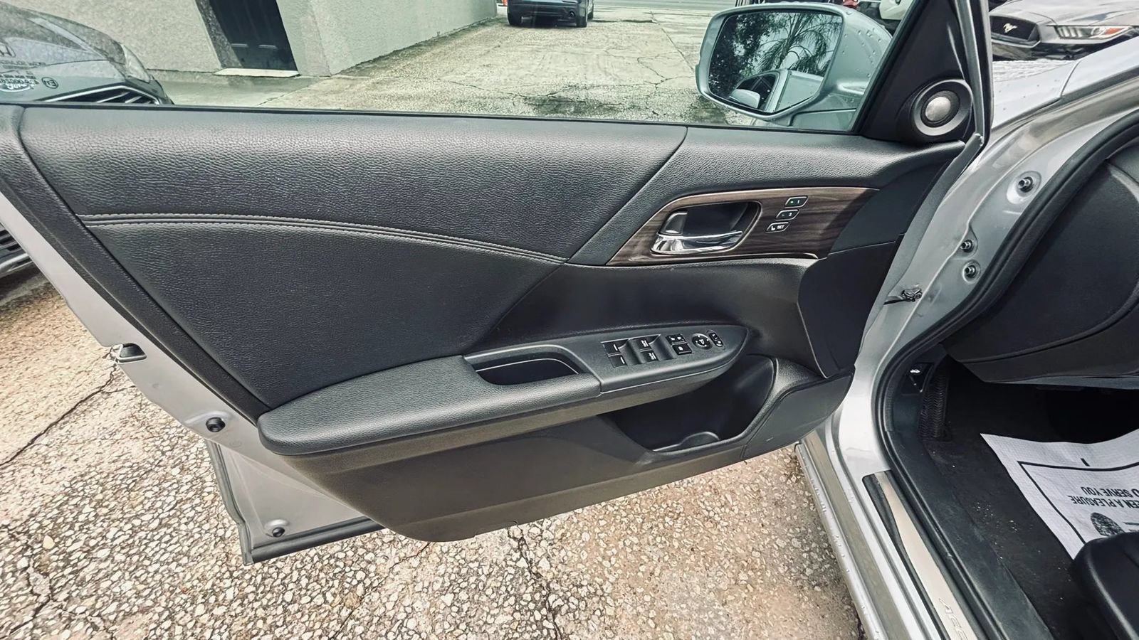 Used 2017 Honda Accord EX-L image 11