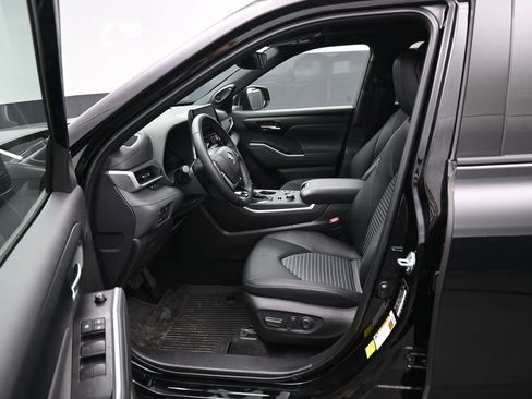 Certified 2025 Toyota Highlander XSE image 9