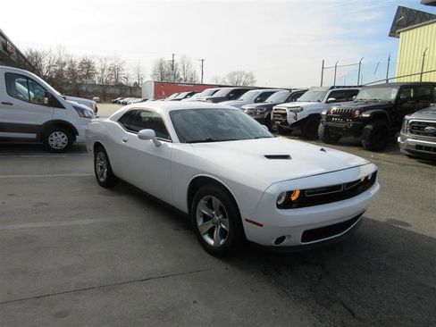 Used 2022 Dodge Challenger SXT image 9