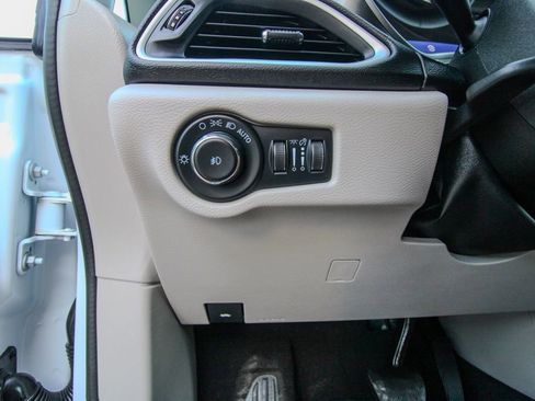 Used 2024 Chrysler Pacifica Touring-L FWD image 17
