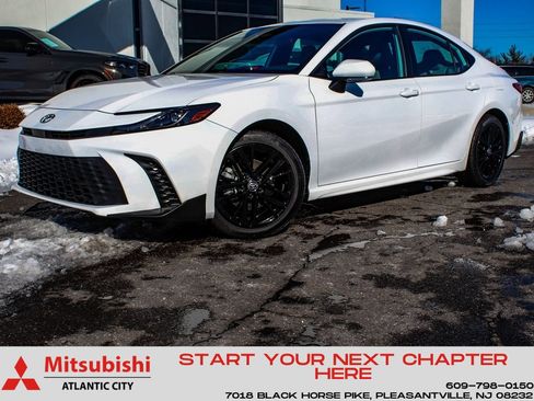 Used 2025 Toyota Camry SE image 1