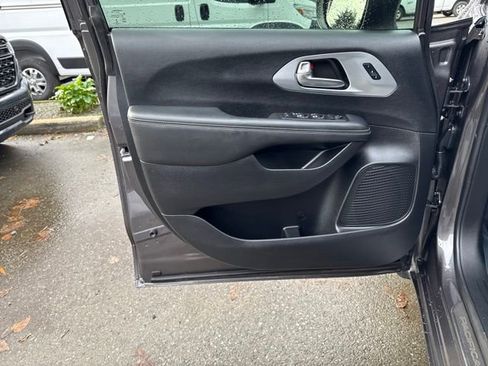 Used 2020 Chrysler Pacifica Touring-L Plus image 16