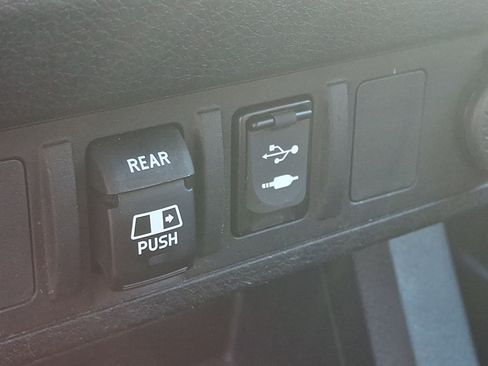 Used 2019 Toyota Tacoma SR5 AWD/4WD image 23