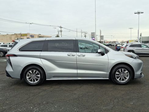Used 2025 Toyota Sienna XLE image 8