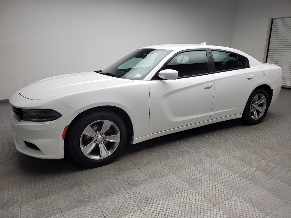 Used 2016 Dodge Charger SXT RWD image 2
