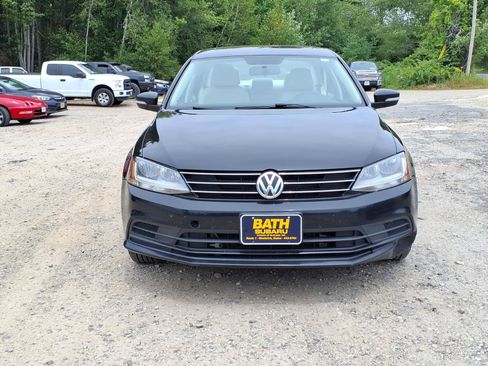 Used 2017 Volkswagen Jetta SE FWD image 3