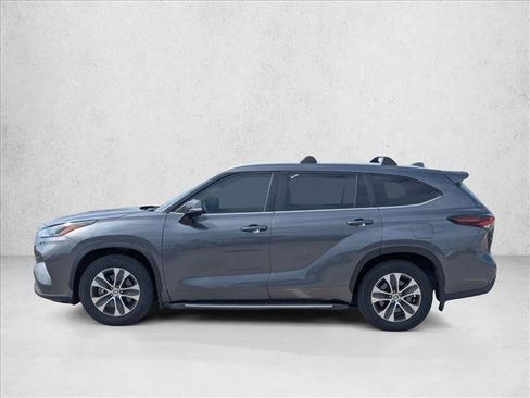 Used 2024 Toyota Highlander XLE image 8