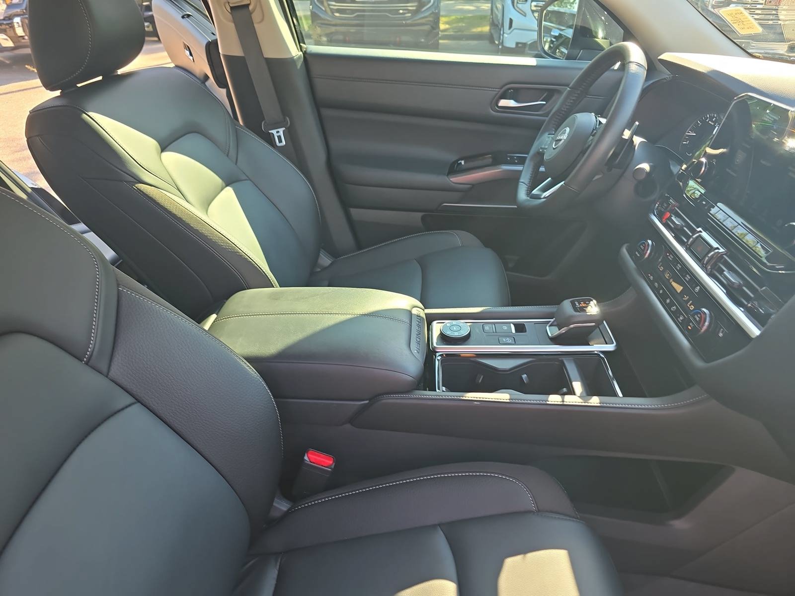 Used 2025 Nissan Pathfinder SL AWD/4WD image 10