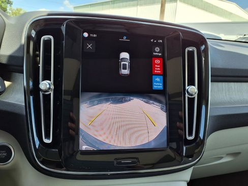 Certified 2023 Volvo XC40 B5 Plus AWD/4WD image 27