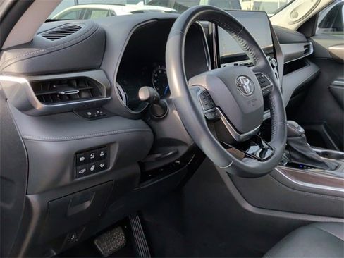 Used 2020 Toyota Highlander Limited image 14