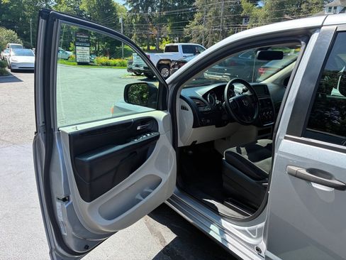 Used 2019 Dodge Grand Caravan SE FWD image 12