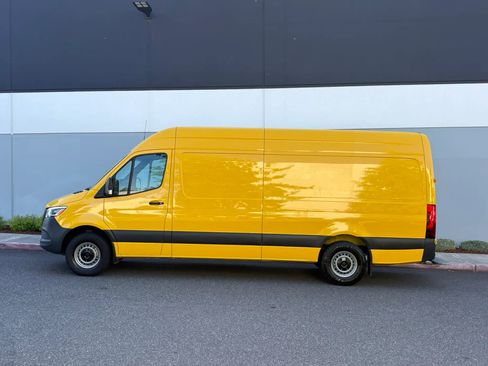 Used 2021 Mercedes-Benz Sprinter 2500 image 2