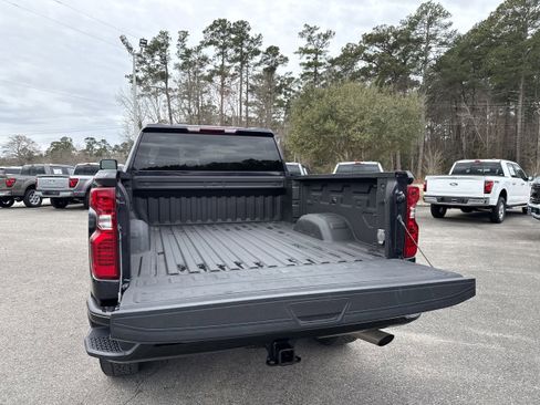Used 2024 Chevrolet Silverado 2500 Custom w/ Custom Value Package image 9
