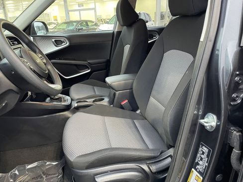 Used 2025 Kia Soul LX w/ LX Technology Package image 24