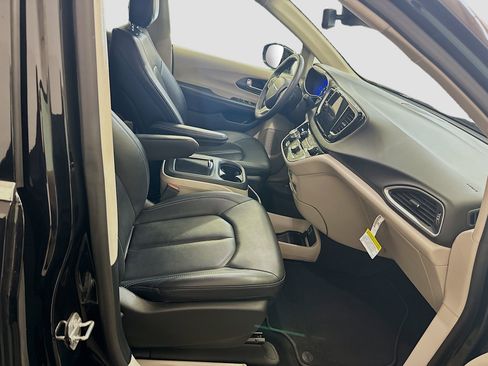 Used 2024 Chrysler Pacifica Touring-L FWD image 33