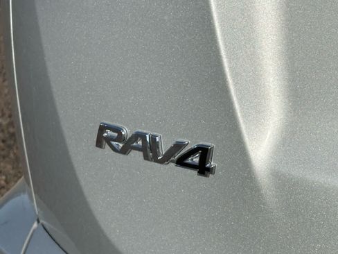 Used 2018 Toyota RAV4 LE FWD image 11
