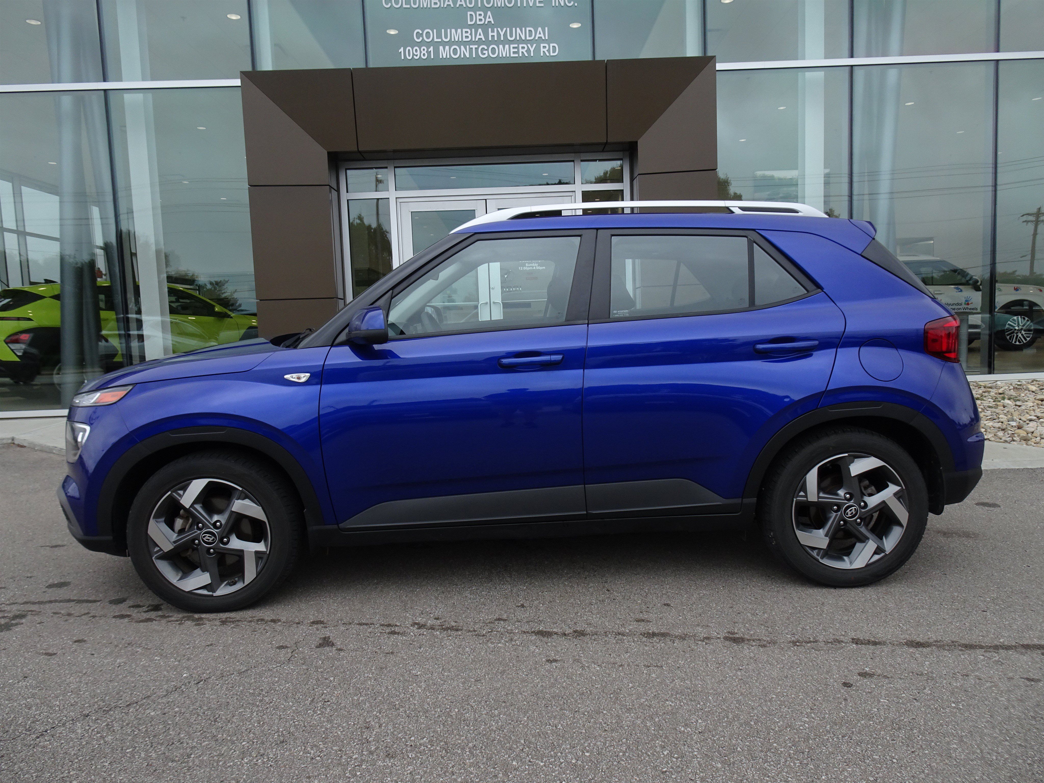 Used 2022 Hyundai Venue SEL FWD image 2