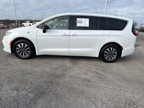 Used 2024 Chrysler Pacifica Select image 3