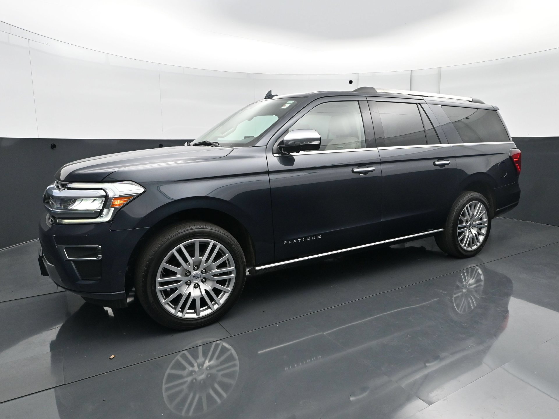 Used 2024 Ford Expedition Max Platinum AWD/4WD image 2