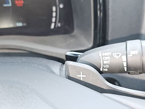 Used 2025 Toyota Camry SE image 15