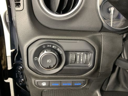Used 2022 Jeep Wrangler Unlimited Sahara w/ Cold Weather Group AWD/4WD image 16
