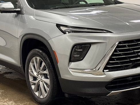 Used 2025 Buick Enclave Preferred image 5