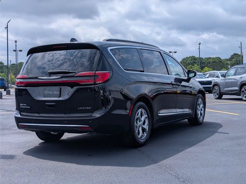 Used 2023 Chrysler Pacifica Limited FWD image 5