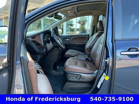 Used 2020 Toyota Sienna Limited Premium w/ Carpet Mat Package AWD/4WD image 35
