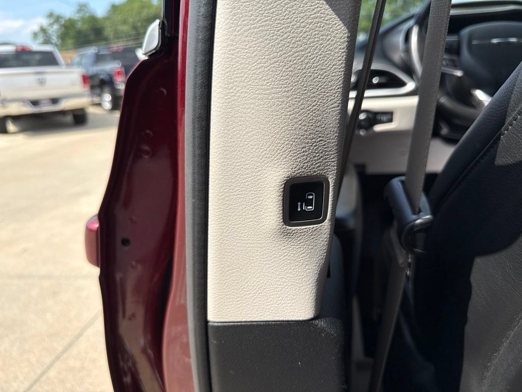 Used 2020 Chrysler Pacifica Touring-L Plus FWD image 48