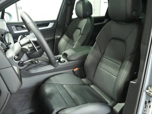 Certified 2025 Porsche Cayenne image 5