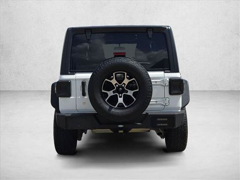 Used 2018 Jeep Wrangler Unlimited Sahara AWD/4WD image 6
