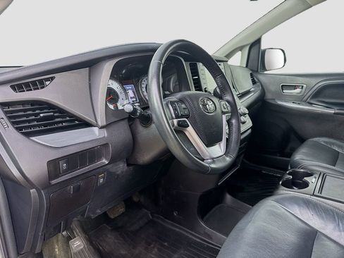 Used 2018 Toyota Sienna SE w/ SE Preferred Package FWD image 10