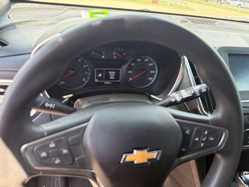 Used 2018 Chevrolet Equinox LT FWD image 19
