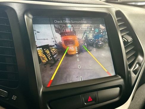 Used 2017 Jeep Cherokee Limited AWD/4WD image 13