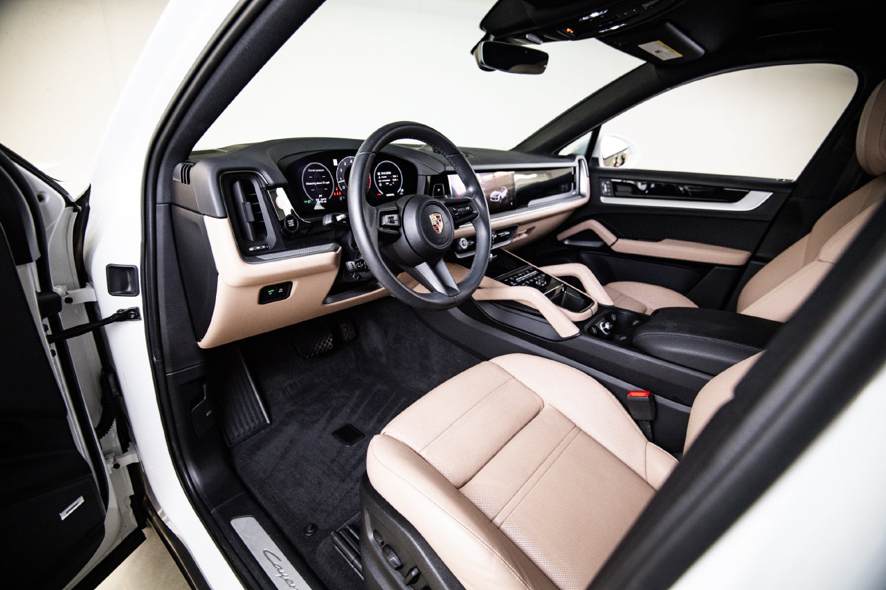 Certified 2025 Porsche Cayenne Coupe AWD/4WD image 4