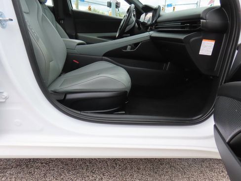 Used 2025 Hyundai Elantra Limited image 16