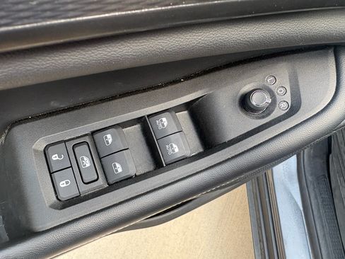 Used 2025 Jeep Grand Cherokee Altitude RWD image 11