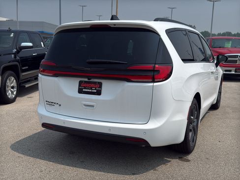 New 2026 Chrysler Pacifica Select w/ S Appearance Package FWD image 5