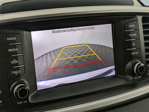 Used 2020 Kia Sorento LX image 18