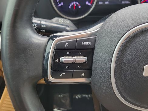Used 2022 Kia Carnival LX FWD image 25