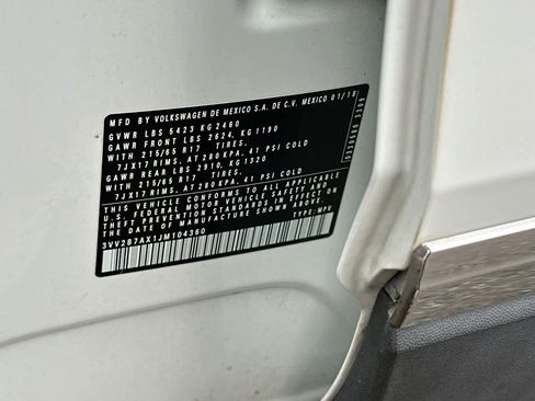 Used 2018 Volkswagen Tiguan SE w/ Panoramic Sunroof Package image 35